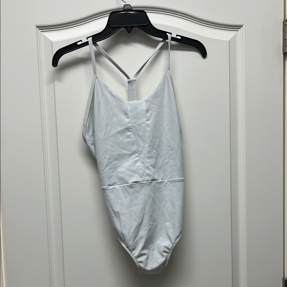 Bullet Pointe White Leo